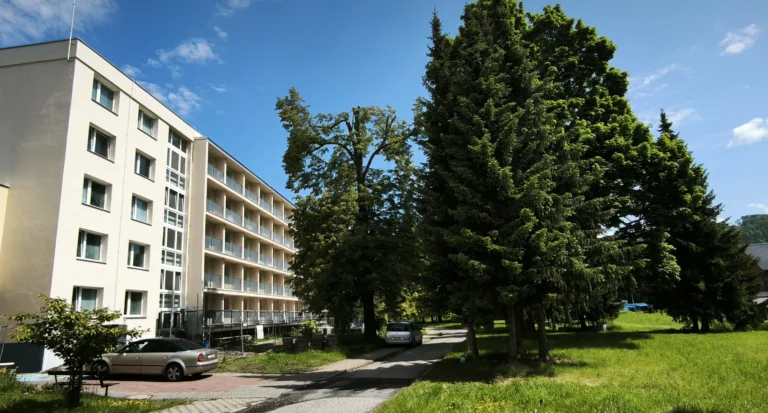 Nemocnice AGEL Jeseník modernizuje, má nové výtahy, balkóny a fasádu