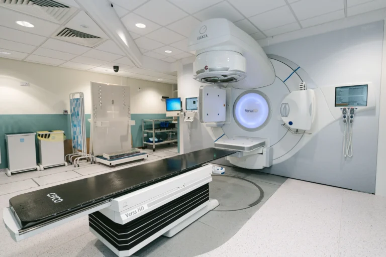 Lineární urychlovač při přípravě pacienta k ozařování